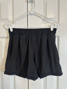 Women’s Medium Black Heather Athletic ButterCore Shorts with Pockets